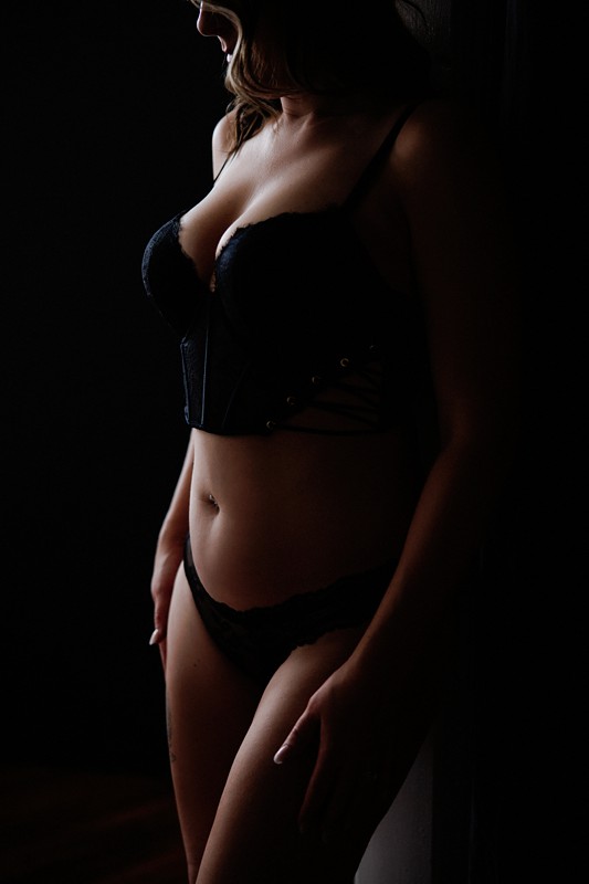 a image showing how boudoir privacy can be honored for clients by using tight crops to protect identity