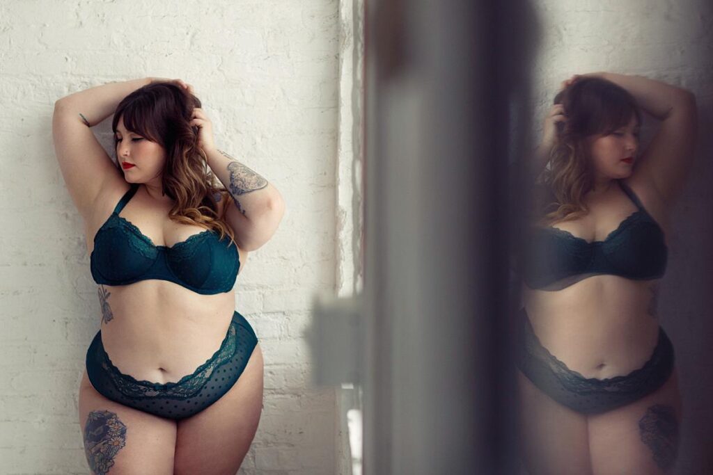 plus size woman poses for boudoir photos in a chicago photo studio